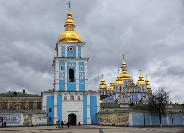 St. michael's klokkentoren in kiev, Oekraïne — Stockfoto