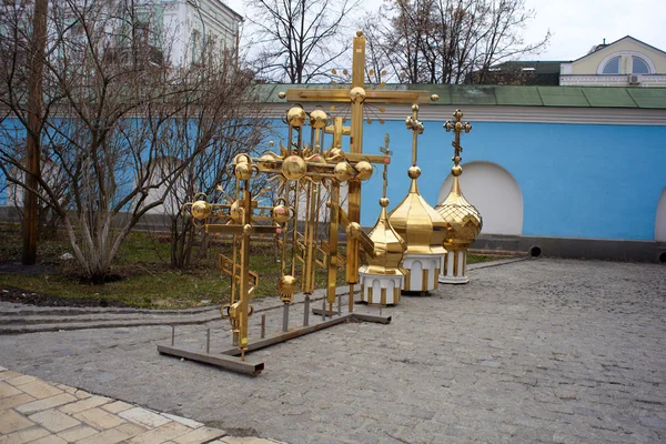 Cúpulas de oro y cruz ortodoxa — Foto de Stock