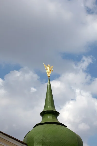 Gyllene staty på kupolen, kiev — Stockfoto