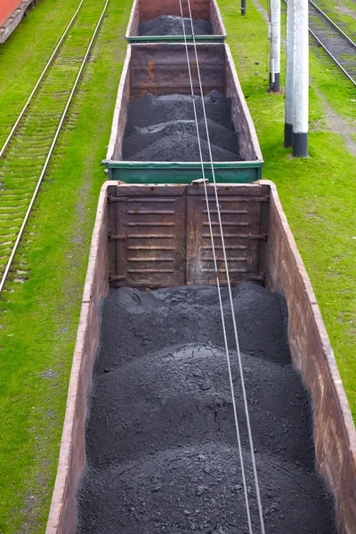 Vagones de mercancías con polvo de carbón — Foto de Stock