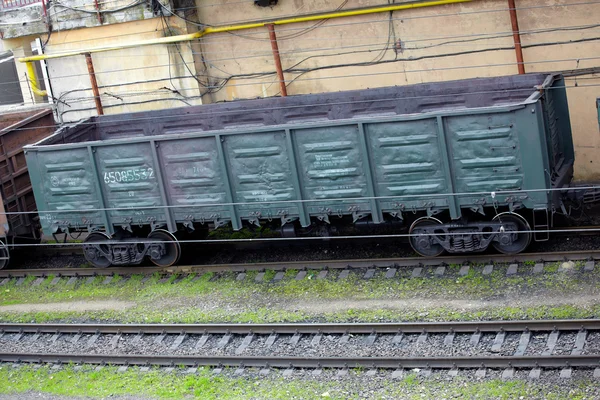 Comboio de vagão na pista — Fotografia de Stock