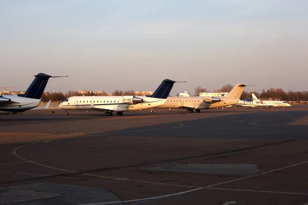 Vliegtuigen geparkeerd — Stockfoto