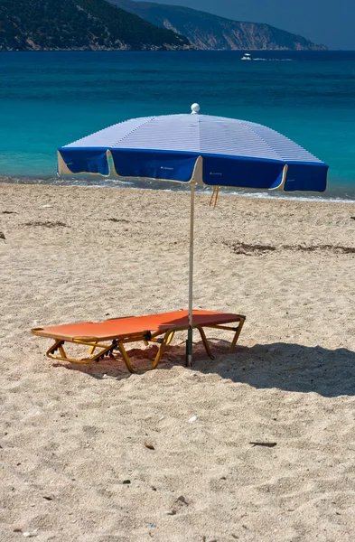 Paraply på stranden — Stockfoto