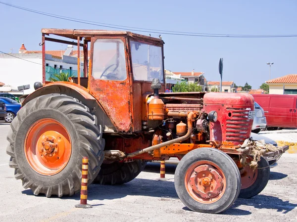 Pomarańczowy traktor — Zdjęcie stockowe