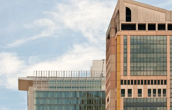 Szklany budynek w mieście Mediolan — Zdjęcie stockowe