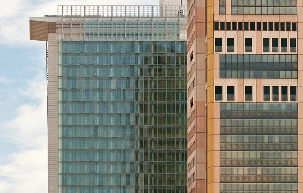 Glazen gebouw in de stad Milaan — Stockfoto