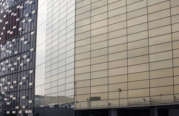 Edifício de vidro na cidade de Milão — Fotografia de Stock