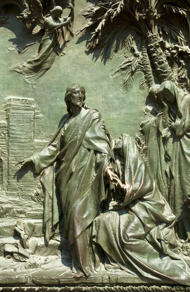 Jesus, lättnad på Milano katedralen dörr — Stockfoto