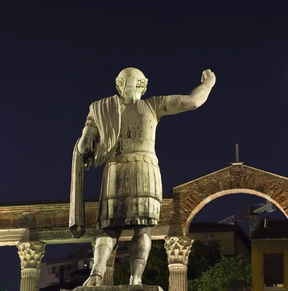 皇帝君士坦丁，米兰的雕像 — 图库照片