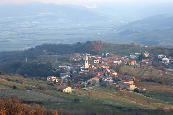 Goce, piccolo villaggio nella campagna slovena — Foto Stock