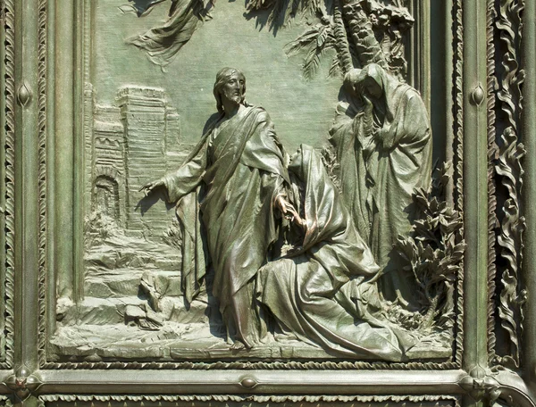 Ісус, полегшення на Міланський собор двері — стокове фото