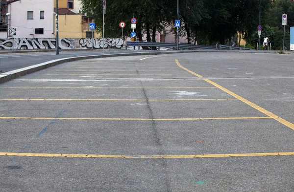 Пустая парковка для автомобилей — стоковое фото
