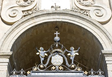 cathedral gate, enna üzerinde demir heykel