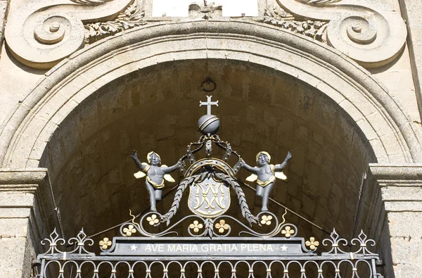 Железная скульптура на воротах собора, Энна — стоковое фото
