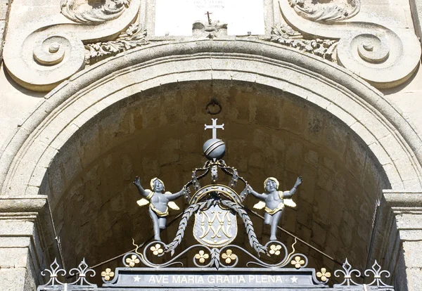 Järn skulptur på cathedral gate, enna — Stockfoto