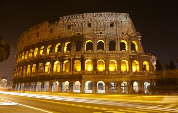 在晚上，罗马的斗兽场 — 图库照片