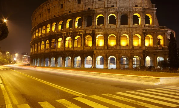 在晚上，罗马的斗兽场 — 图库照片