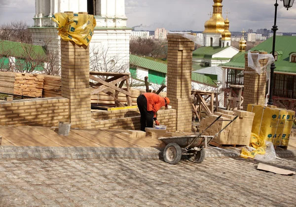 Trabalhadores da construção, Mosteiro de Pechersk Lavra em Kiev — Fotografia de Stock