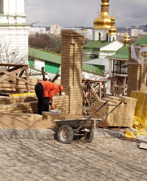 Lavoratori edili, monastero di Pechersk Lavra a Kiev — Foto Stock