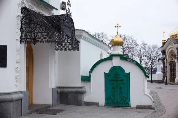 Дверь, Печерская Лавра, Киев — стоковое фото