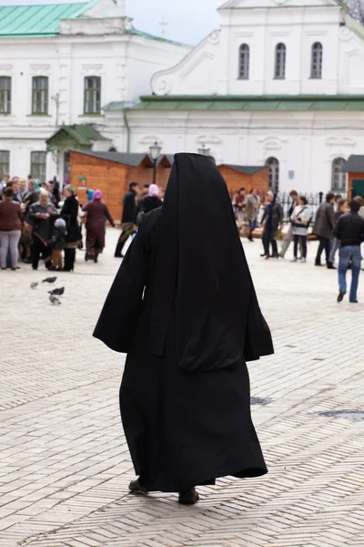 Präst, pechersk lavra kyrkogården i kiev — Stockfoto