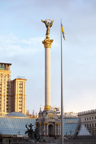 独立广场、 基辅在列 — 图库照片