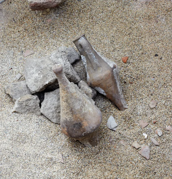 Ancien vase dans le sable — Photo