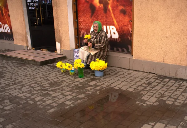बूढ़ी महिला फूल बेच रही है — स्टॉक फ़ोटो, इमेज
