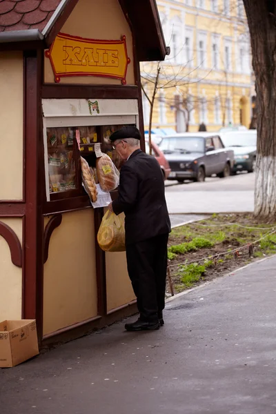 Старый в булочной, Одесса — стоковое фото
