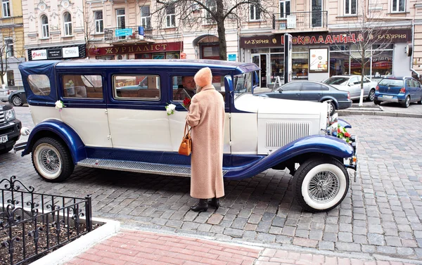 Vecchia auto elegante — Foto Stock