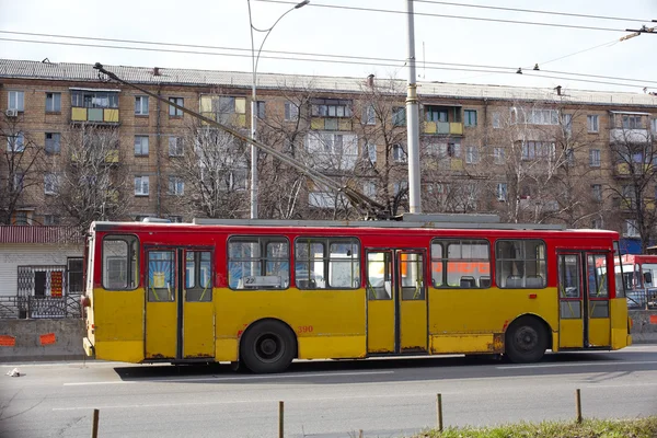 Žlutý autobus v Kyjevě — Stock fotografie