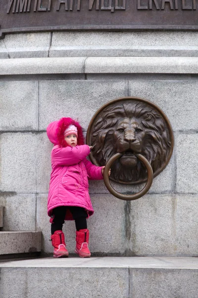 Kind onder het monument — Stockfoto