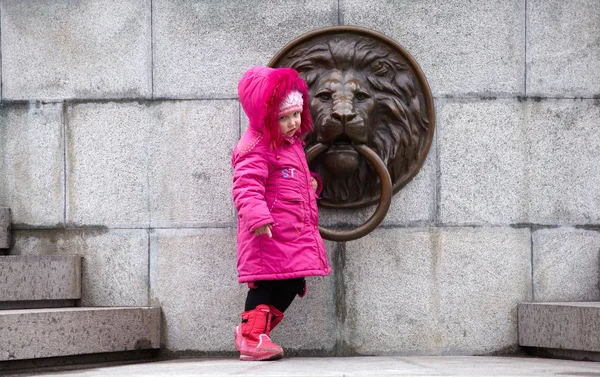 Criança sob o Monumento — Fotografia de Stock