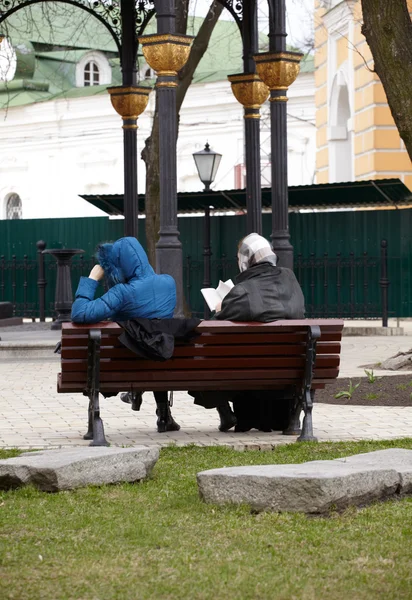 Ženy čtení na lavičce — Stock fotografie