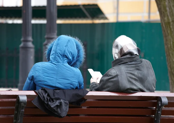 Donne che leggono sulla panchina — Foto Stock
