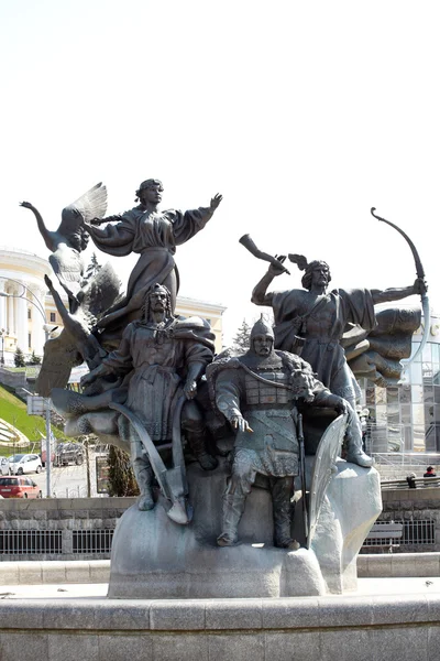 Monument av staden-grundarna, kiev — Stockfoto