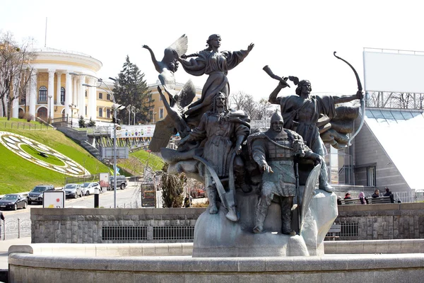 Monument av staden-grundarna, kiev — Stockfoto