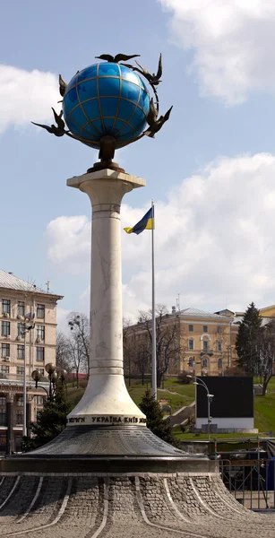 Синій земної кулі скульптура, Київ — стокове фото