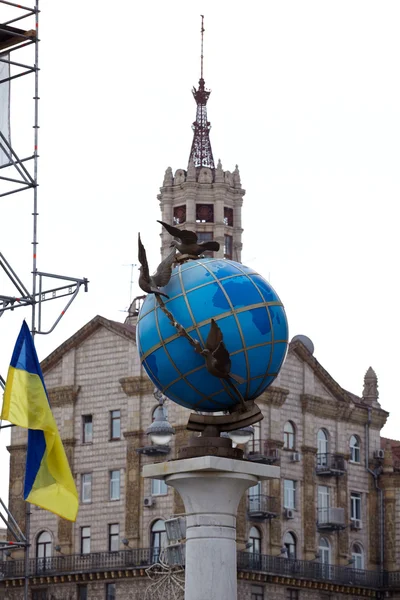 Niebieski globu ziemskiego rzeźby, Kijów — Zdjęcie stockowe