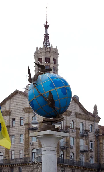 Blå terrestrial globe skulptur, kiev — Stockfoto