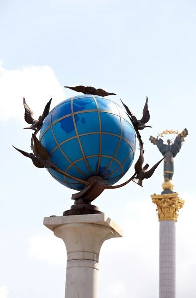 Niebieski globu ziemskiego rzeźby, Kijów — Zdjęcie stockowe