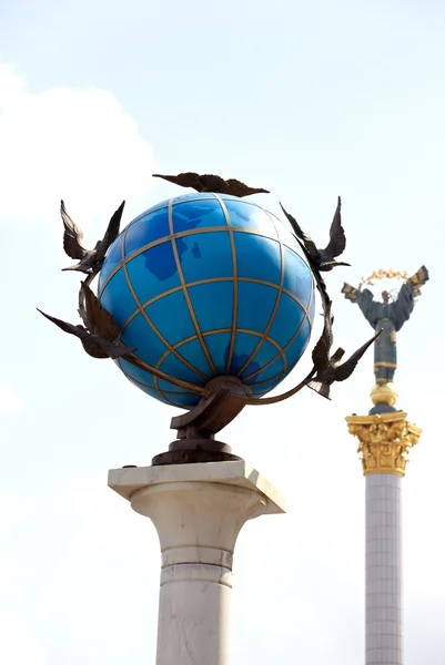 Scultura globo terrestre blu, Kiev — Foto Stock