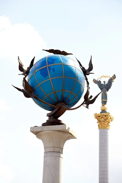 Blauwe terrestrische globe sculptuur, kiev — Stockfoto