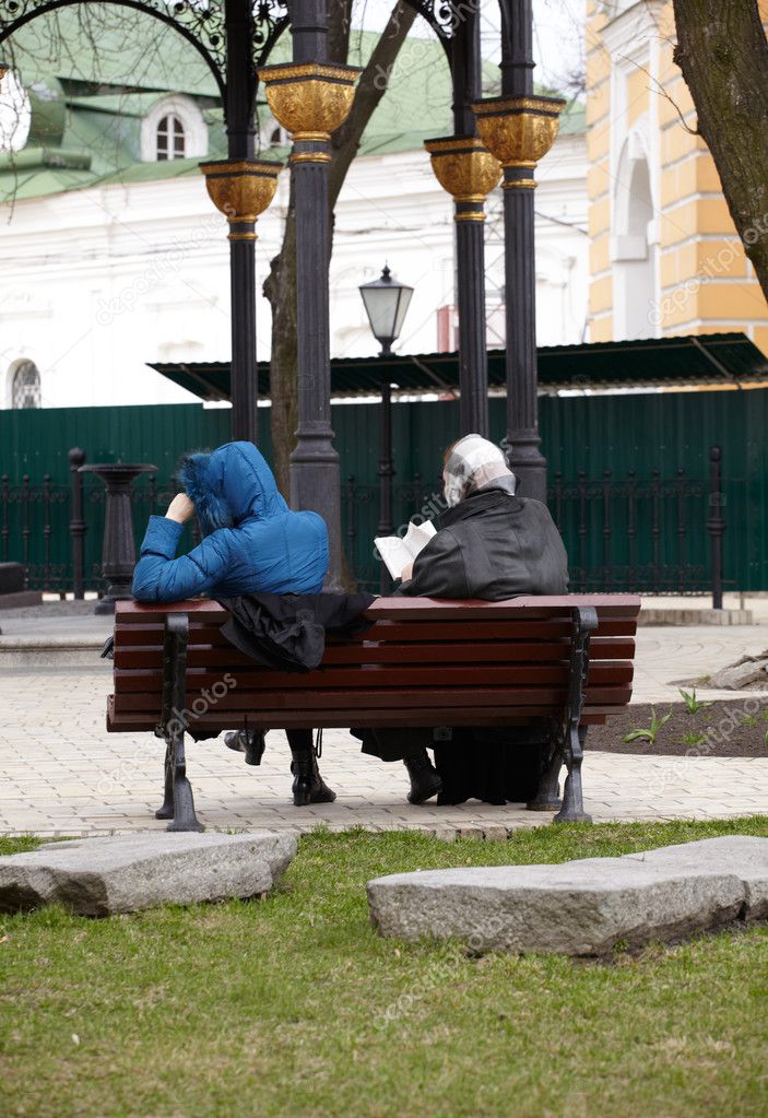 Women reading on the bench