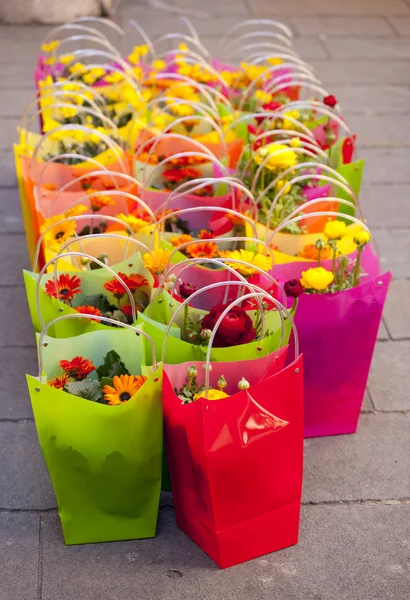 Kwiaty wewnątrz torby — Zdjęcie stockowe