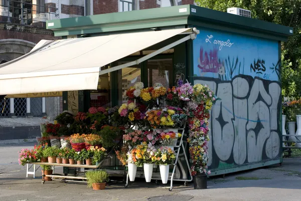 Flowers in a kiosk — Stock Photo, Image