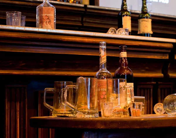 ウイスキーとグラスのボトル — ストック写真