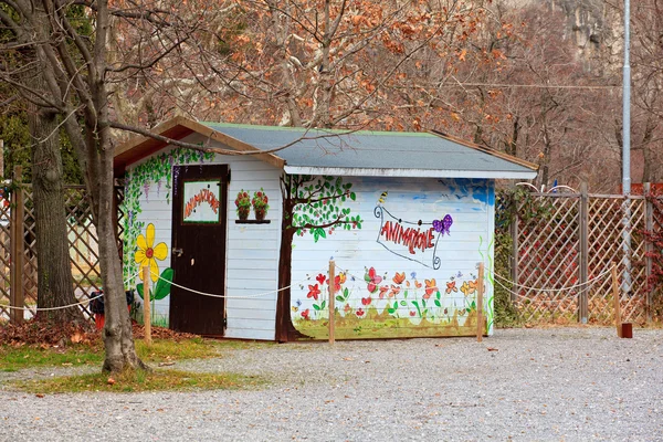 Pequena casa pintada — Fotografia de Stock