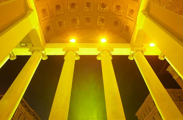 Säulen, Kathedrale St. Antonio in Triest — Stockfoto