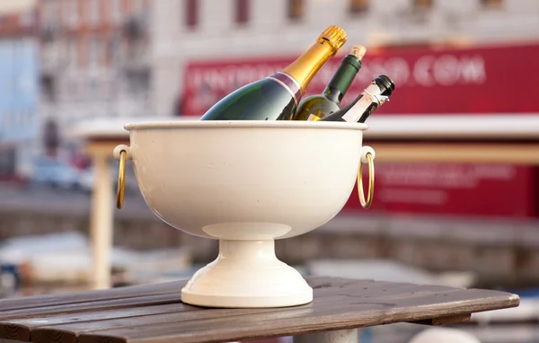 Wine in a tub with ice — Stock Photo, Image